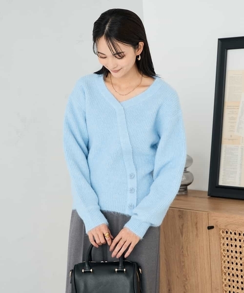 a.v.v(アーヴェヴェ)の「カシュクールライクVネックニット(ニット/セーター・レディース・ベージュ/ダークインディゴブルー・39)」の3枚目の写真