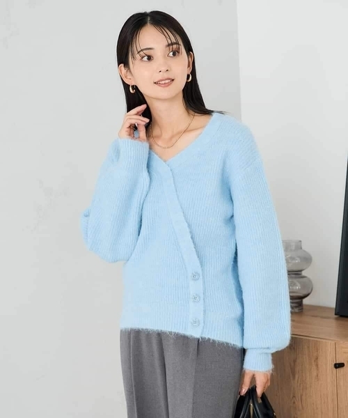 a.v.v(アーヴェヴェ)の「カシュクールライクVネックニット(ニット/セーター・レディース・ベージュ/ダークインディゴブルー・39)」の4枚目の写真