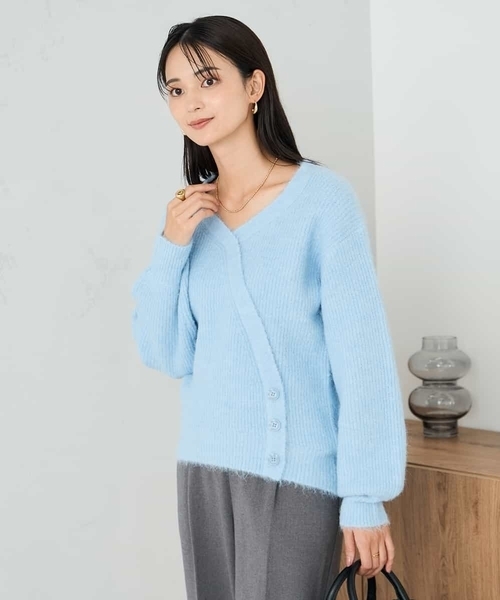 a.v.v(アーヴェヴェ)の「カシュクールライクVネックニット(ニット/セーター・レディース・ベージュ/ダークインディゴブルー・39)」の5枚目の写真