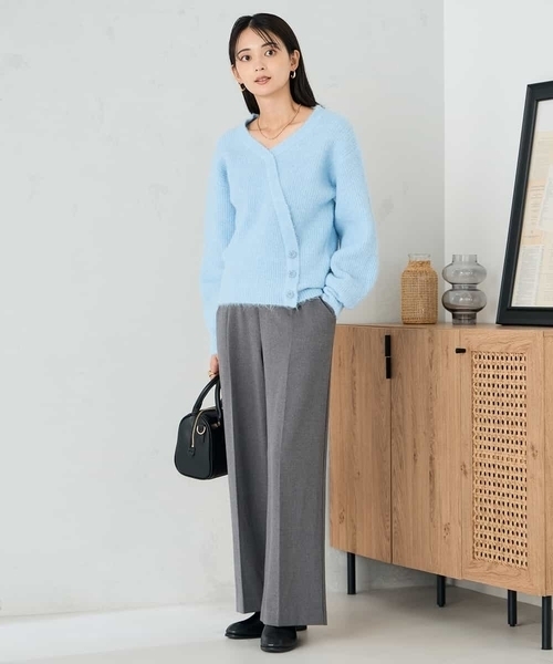 a.v.v(アーヴェヴェ)の「カシュクールライクVネックニット(ニット/セーター・レディース・ベージュ/ダークインディゴブルー・39)」の6枚目の写真