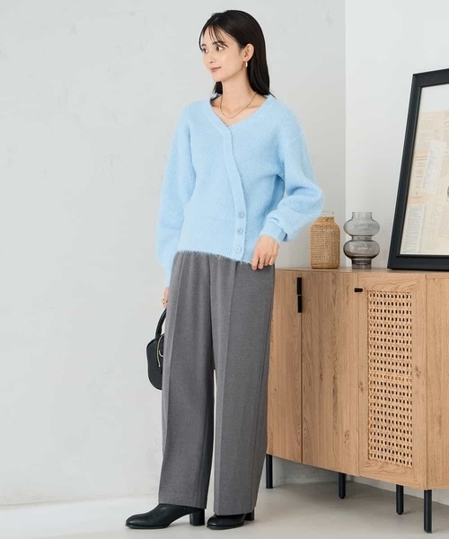 a.v.v(アーヴェヴェ)の「カシュクールライクVネックニット(ニット/セーター・レディース・ベージュ/ダークインディゴブルー・39)」の7枚目の写真