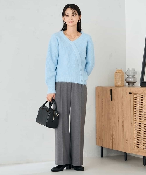 a.v.v(アーヴェヴェ)の「カシュクールライクVネックニット(ニット/セーター・レディース・ベージュ/ダークインディゴブルー・39)」の9枚目の写真