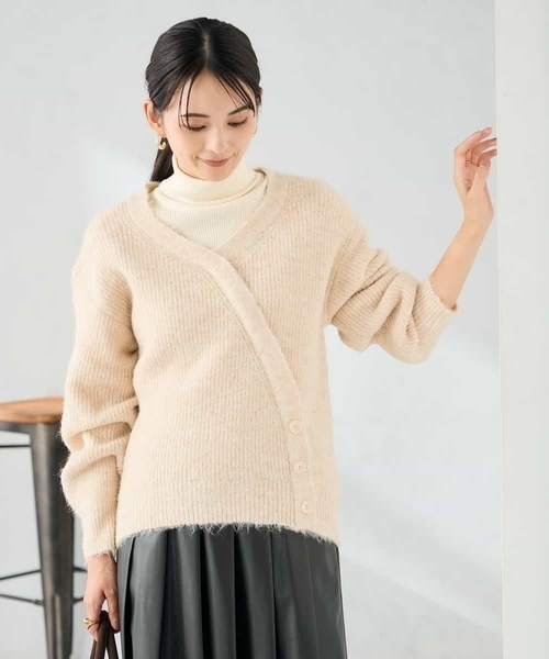 a.v.v(アーヴェヴェ)の「カシュクールライクVネックニット(ニット/セーター・レディース・ベージュ/ダークインディゴブルー・39)」の10枚目の写真