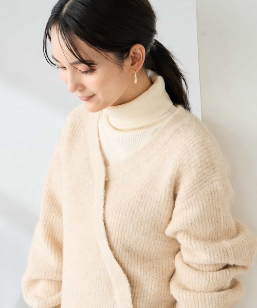 a.v.v(アーヴェヴェ)の「カシュクールライクVネックニット(ニット/セーター・レディース・ベージュ/ダークインディゴブルー・39)」の11枚目の写真
