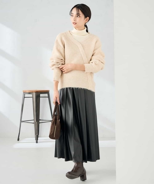 a.v.v(アーヴェヴェ)の「カシュクールライクVネックニット(ニット/セーター・レディース・ベージュ/ダークインディゴブルー・39)」の13枚目の写真