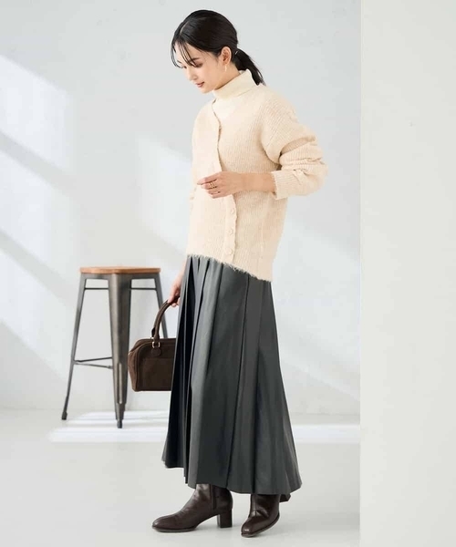a.v.v(アーヴェヴェ)の「カシュクールライクVネックニット(ニット/セーター・レディース・ベージュ/ダークインディゴブルー・39)」の14枚目の写真