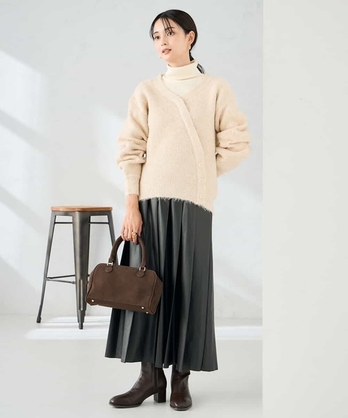 a.v.v(アーヴェヴェ)の「カシュクールライクVネックニット(ニット/セーター・レディース・ベージュ/ダークインディゴブルー・39)」の15枚目の写真