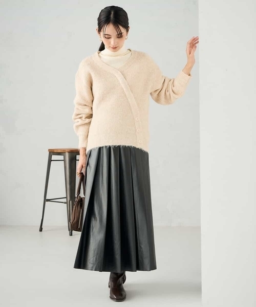 a.v.v(アーヴェヴェ)の「カシュクールライクVネックニット(ニット/セーター・レディース・ベージュ/ダークインディゴブルー・39)」の16枚目の写真