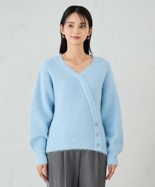 a.v.v(アーヴェヴェ)の「カシュクールライクVネックニット(ニット/セーター・レディース・ベージュ/ダークインディゴブルー・39)」の17枚目の写真