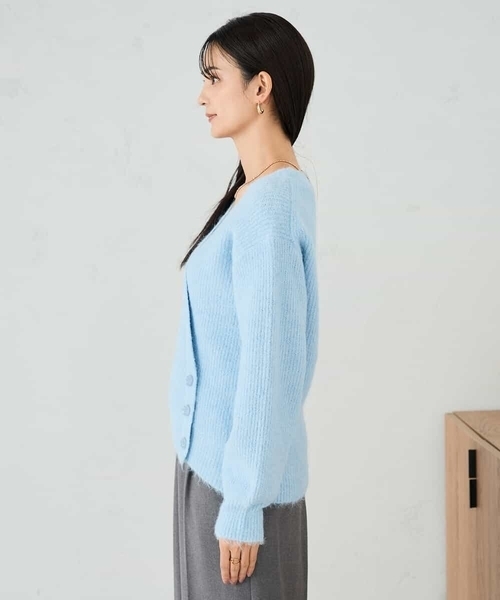 a.v.v(アーヴェヴェ)の「カシュクールライクVネックニット(ニット/セーター・レディース・ベージュ/ダークインディゴブルー・39)」の18枚目の写真