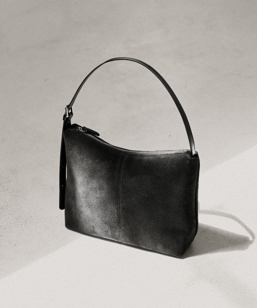 ANDNEEDS(アンドニーズ)の「Suede shoulder bag (black)(ショルダーバッグ・レディース・その他・FREE)」の1枚目の写真