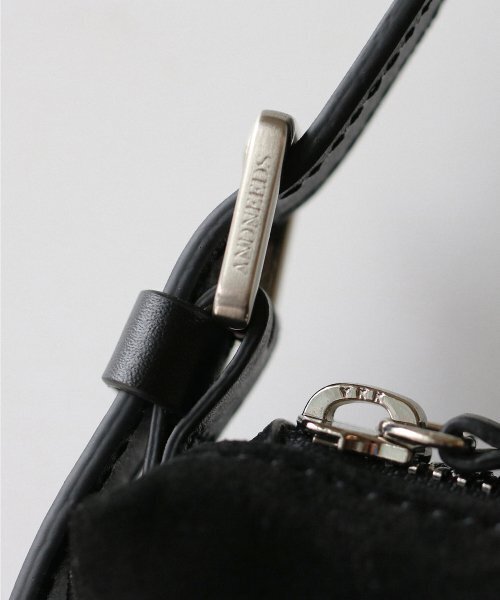ANDNEEDS(アンドニーズ)の「Suede shoulder bag (black)(ショルダーバッグ・レディース・その他・FREE)」の4枚目の写真