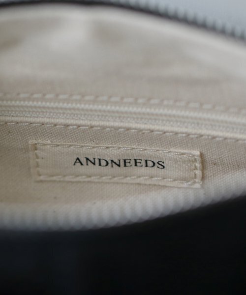 ANDNEEDS(アンドニーズ)の「Suede shoulder bag (black)(ショルダーバッグ・レディース・その他・FREE)」の2枚目の写真