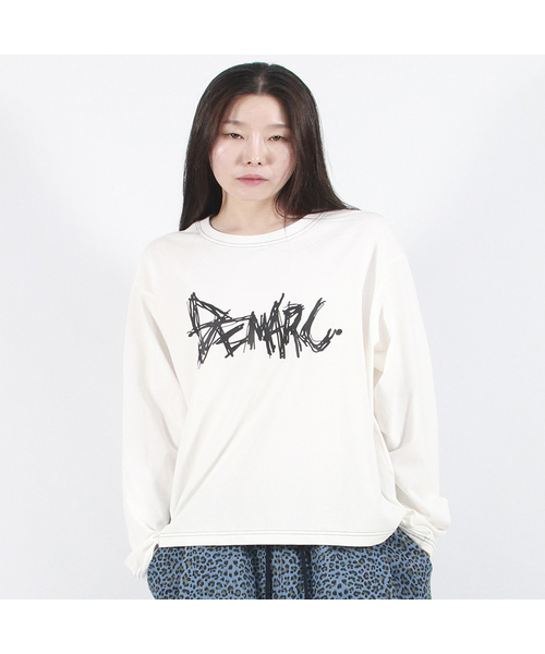 DEMARC(ドゥマーク)の「GRAFFITI LOGO TEXT BOXY LONG SLEEVE - White(Tシャツ/カットソー・レディース・その他・LARGE/MEDIUM)」の1枚目の写真