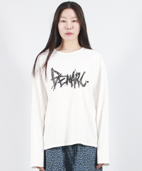 DEMARC(ドゥマーク)の「GRAFFITI LOGO TEXT BOXY LONG SLEEVE - White(Tシャツ/カットソー・レディース・その他・LARGE/MEDIUM)」の2枚目の写真