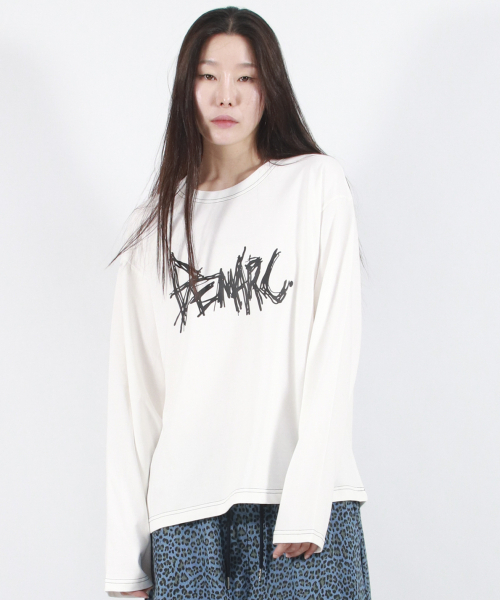 DEMARC(ドゥマーク)の「GRAFFITI LOGO TEXT BOXY LONG SLEEVE - White(Tシャツ/カットソー・レディース・その他・LARGE/MEDIUM)」の3枚目の写真