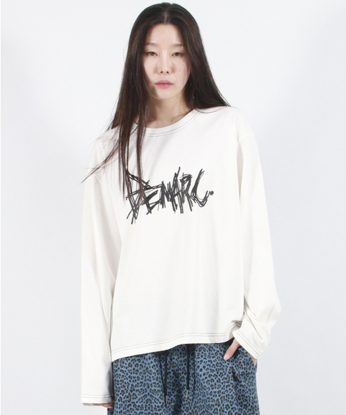 DEMARC(ドゥマーク)の「GRAFFITI LOGO TEXT BOXY LONG SLEEVE - White(Tシャツ/カットソー・レディース・その他・LARGE/MEDIUM)」の4枚目の写真