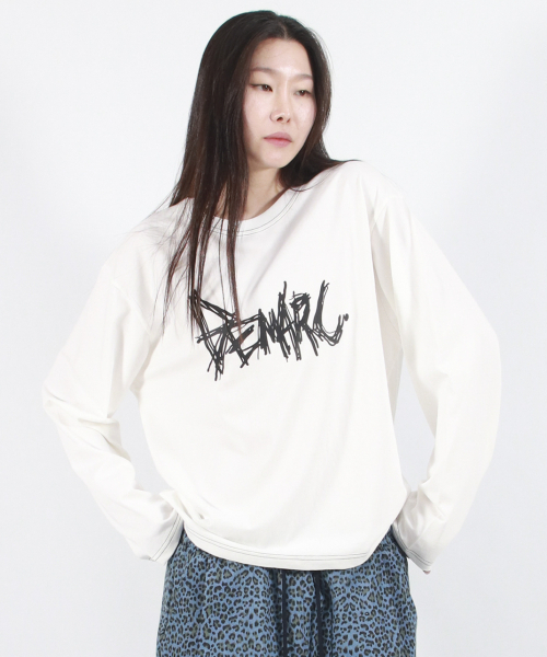DEMARC(ドゥマーク)の「GRAFFITI LOGO TEXT BOXY LONG SLEEVE - White(Tシャツ/カットソー・レディース・その他・LARGE/MEDIUM)」の5枚目の写真