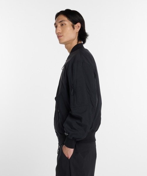 NEW BALANCE(ニューバランス)の「NB GREY ボンバージャケット(ブルゾン・メンズ・ベージュ/ブラック・SMALL/MEDIUM/LARGE/X-LARGE/XX-LARGE)」の3枚目の写真