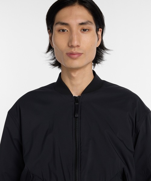 NEW BALANCE(ニューバランス)の「NB GREY ボンバージャケット(ブルゾン・メンズ・ベージュ/ブラック・SMALL/MEDIUM/LARGE/X-LARGE/XX-LARGE)」の5枚目の写真