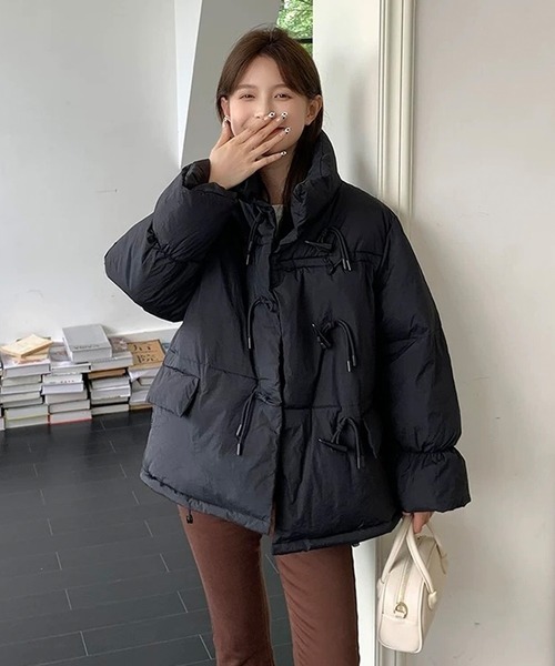 shopnikoniko（ショップニコニコ）の「トグルボタン スタンドカラー 中綿ジャケット（ダウンジャケット/コート・レディース・ブラック/ホワイト・フリー）」の3枚目の写真