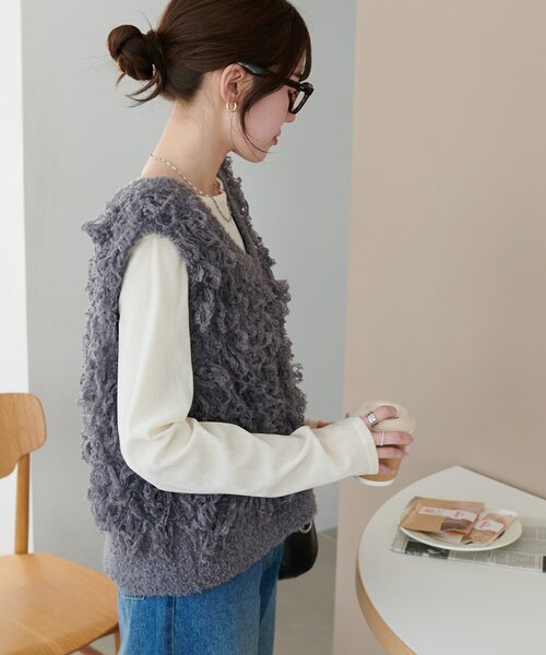 OUR フリンジVネックベスト チャコールグレー DISCOAT（ディスコート）の「フリンジVネックベスト（ベスト）」 - WEAR