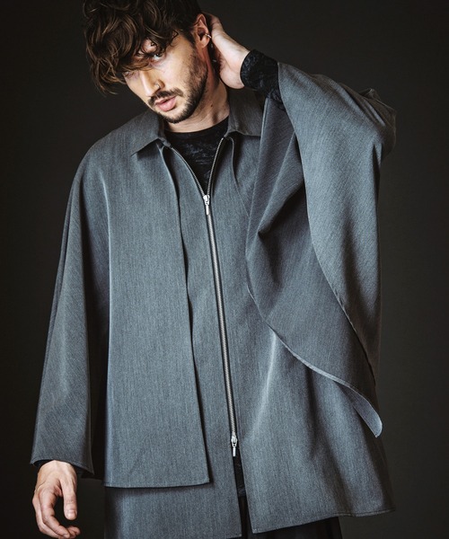 NO ID.(ノーアイディ)の「【NO ID.】Layered Cape Zip Shirt / レイヤード ケープ ジップ シャツ(シャツ/ブラウス・メンズ・グレー/ブラック・ONE SIZE)」の2枚目の写真