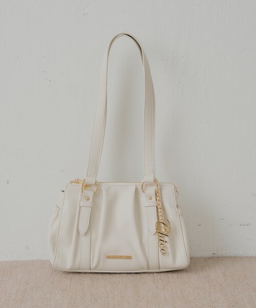 Chico（チコ）の「チャーム付きタックデザインボストンバッグ（ボストンバッグ・レディース・ベージュ系その他3/ブラック/アイボリー/ブラウン系その他3・FREE）」の2枚目の写真