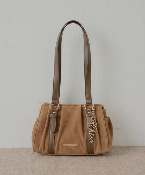 Chico（チコ）の「チャーム付きタックデザインボストンバッグ（ボストンバッグ・レディース・ベージュ系その他3/ブラック/アイボリー/ブラウン系その他3・FREE）」の3枚目の写真