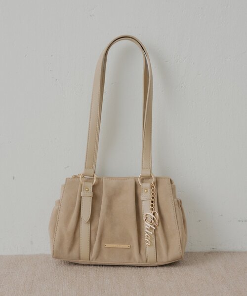 Chico（チコ）の「チャーム付きタックデザインボストンバッグ（ボストンバッグ・レディース・ベージュ系その他3/ブラック/アイボリー/ブラウン系その他3・FREE）」の4枚目の写真