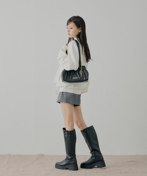 Chico（チコ）の「チャーム付きタックデザインボストンバッグ（ボストンバッグ・レディース・ベージュ系その他3/ブラック/アイボリー/ブラウン系その他3・FREE）」の6枚目の写真