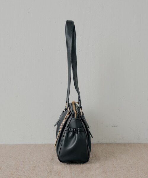 Chico（チコ）の「チャーム付きタックデザインボストンバッグ（ボストンバッグ・レディース・ベージュ系その他3/ブラック/アイボリー/ブラウン系その他3・FREE）」の8枚目の写真