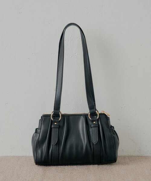 Chico（チコ）の「チャーム付きタックデザインボストンバッグ（ボストンバッグ・レディース・ベージュ系その他3/ブラック/アイボリー/ブラウン系その他3・FREE）」の9枚目の写真