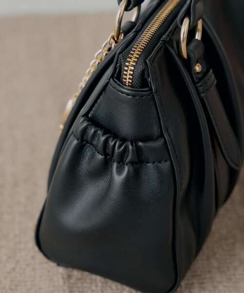 Chico（チコ）の「チャーム付きタックデザインボストンバッグ（ボストンバッグ・レディース・ベージュ系その他3/ブラック/アイボリー/ブラウン系その他3・FREE）」の11枚目の写真