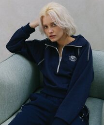 320SHOWROOM（320ショールーム）の「Half zipup Heritage logo Sweat shirts Navy（スウェット）」