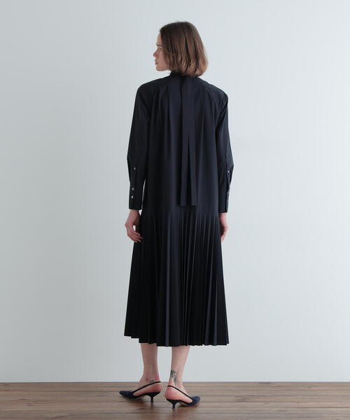 LE PHIL(ルフィル)の「◆SOLOTEXブロードプリーツワンピース(ワンピース・レディース・ネイビー/イエロー系その他・1/0)」の4枚目の写真