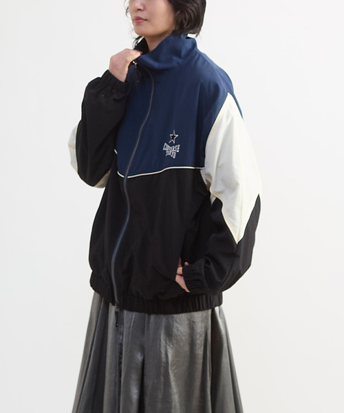 CONVERSE TOKYO(コンバーストウキョウ)の「BI-COLOR NYLON JACKET(ブルゾン・レディース・ネイビー/カーキ/グレー・SMALL/MEDIUM)」の3枚目の写真