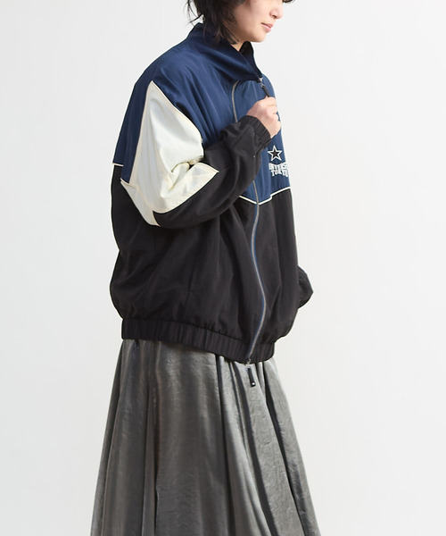 CONVERSE TOKYO(コンバーストウキョウ)の「BI-COLOR NYLON JACKET(ブルゾン・レディース・ネイビー/カーキ/グレー・SMALL/MEDIUM)」の4枚目の写真