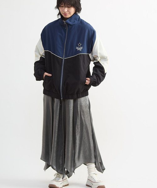 CONVERSE TOKYO(コンバーストウキョウ)の「BI-COLOR NYLON JACKET(ブルゾン・レディース・ネイビー/カーキ/グレー・SMALL/MEDIUM)」の5枚目の写真