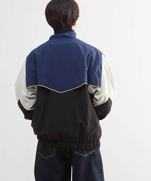 CONVERSE TOKYO(コンバーストウキョウ)の「BI-COLOR NYLON JACKET(ブルゾン・レディース・ネイビー/カーキ/グレー・SMALL/MEDIUM)」の9枚目の写真