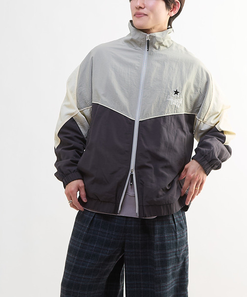 CONVERSE TOKYO(コンバーストウキョウ)の「BI-COLOR NYLON JACKET(ブルゾン・レディース・ネイビー/カーキ/グレー・SMALL/MEDIUM)」の16枚目の写真