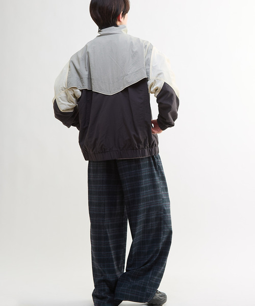 CONVERSE TOKYO(コンバーストウキョウ)の「BI-COLOR NYLON JACKET(ブルゾン・レディース・ネイビー/カーキ/グレー・SMALL/MEDIUM)」の17枚目の写真