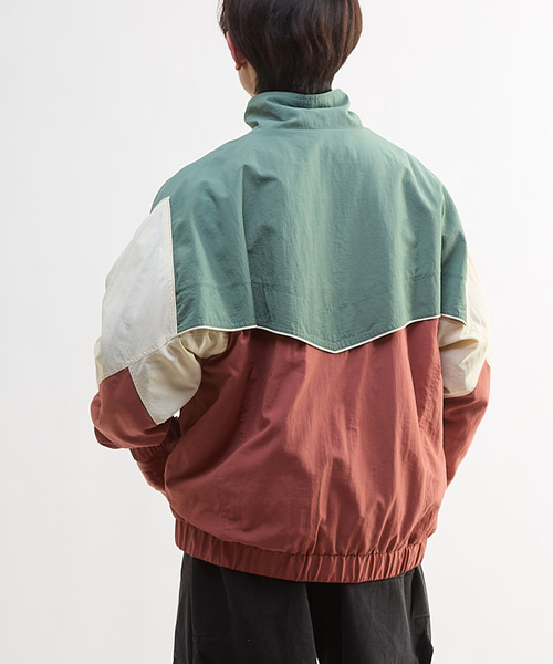 CONVERSE TOKYO(コンバーストウキョウ)の「BI-COLOR NYLON JACKET(ブルゾン・レディース・ネイビー/カーキ/グレー・SMALL/MEDIUM)」の20枚目の写真