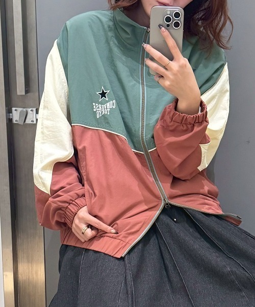 CONVERSE TOKYO(コンバーストウキョウ)の「BI-COLOR NYLON JACKET(ブルゾン・レディース・ネイビー/カーキ/グレー・SMALL/MEDIUM)」の2枚目の写真