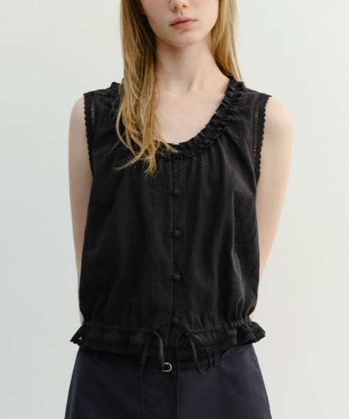 DUNST(ダンスト)の「【DUNST】FRILLED SLEEVELESS BLOUSE(シャツ/ブラウス・レディース・ブラック/ライトブルー/ホワイト・S)」の2枚目の写真