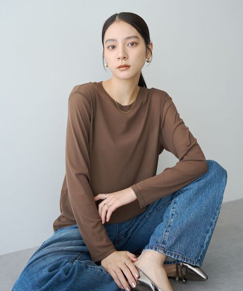 YECCA VECCA(イェッカヴェッカ)の「クルーネックシアートップス(Tシャツ/カットソー・レディース・ブラック/オフホワイト/ブルー/ブラウン・FREE)」の1枚目の写真