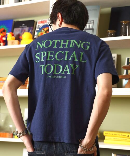 FFEIN(フェイン)の「【FFEIN(フェイン)】アメリカンプリントロゴショート丈Tシャツ/ Tシャツ クルーネック 半袖 プリント 【短丈】(Tシャツ/カットソー・メンズ・レモンイエロー/レッド/ホワイト/ブラック/ネイビー・SMALL/LARGE/MEDIUM)」の3枚目の写真