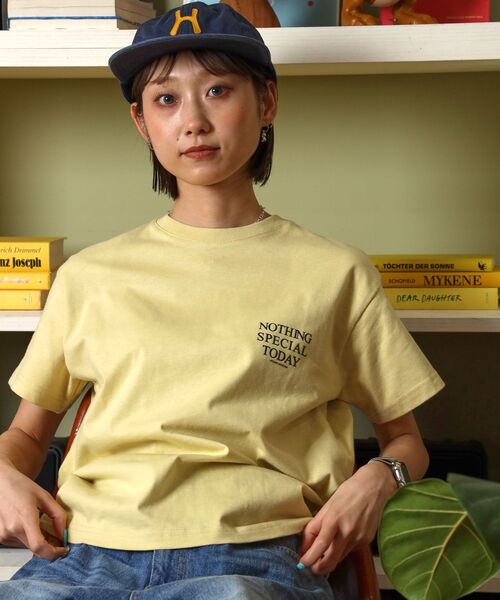 FFEIN(フェイン)の「【FFEIN(フェイン)】アメリカンプリントロゴショート丈Tシャツ/ Tシャツ クルーネック 半袖 プリント 【短丈】(Tシャツ/カットソー・メンズ・レモンイエロー/レッド/ホワイト/ブラック/ネイビー・SMALL/LARGE/MEDIUM)」の7枚目の写真