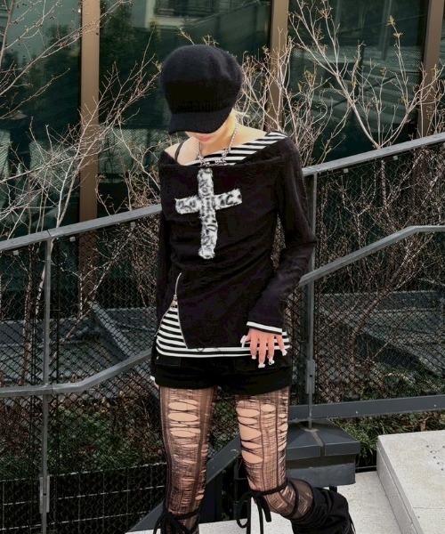 Never mind the XU（ネバーマインドザエックスユー）の「【Never mind the XU】layered cross long sleeve / 【ネバーマインド ザ エックスユー】レイヤードクロス長袖Tシャツ（Tシャツ/カットソー・レディース・ホワイト/ブラック・ONE SIZE）」の3枚目の写真