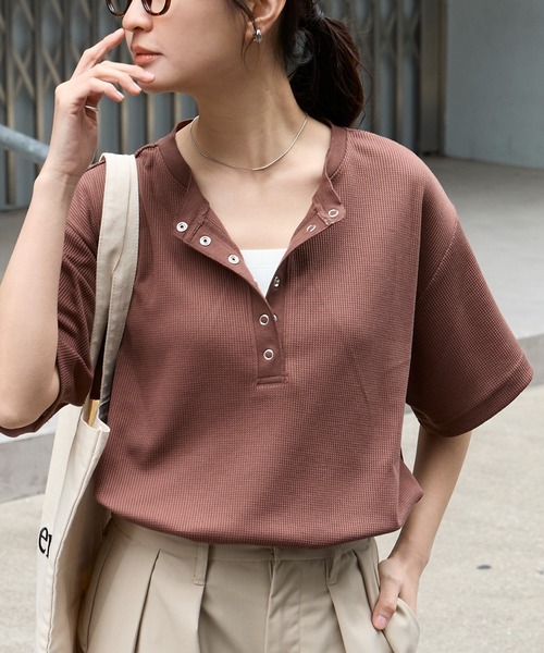 MONO-MART（モノマート）の「【anyway.シリーズ】ワッフル ヘンリーネック 優秀Tシャツ (吸水速乾・毛玉防止・イージーケア)（Tシャツ/カットソー・レディース・チャコールグレー/オフホワイト/ライトブルー/ブラウン系/ブラック/ピンク/ライトグレー/ブラック系/ネイビー・FREE）」の6枚目の写真